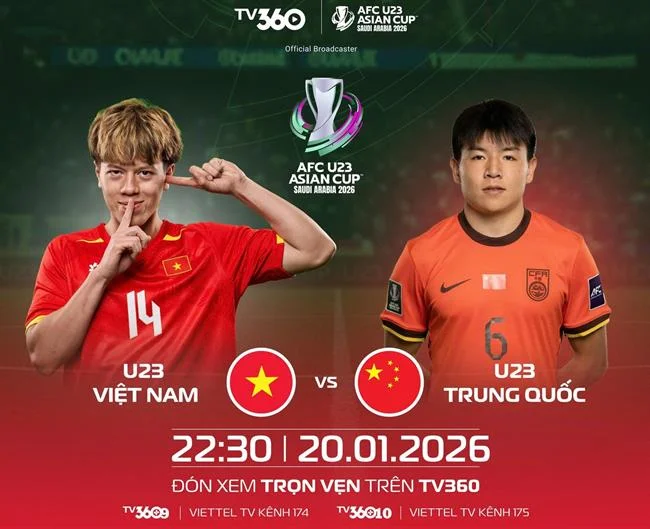 Một người chơi đang phân tích chiến lược trên máy tính bảng với biểu đồ và số liệu
